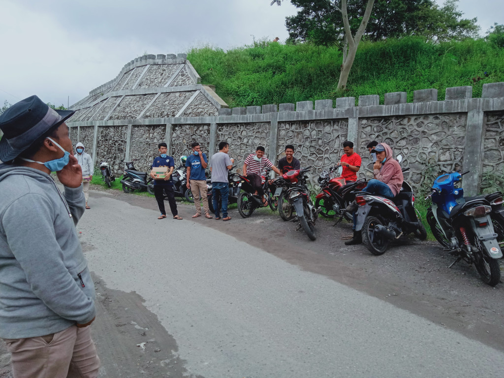 Rutinitas masyarakat gotongroyong di kampung delung tue kecamatan bukit kabupaten bener meriah